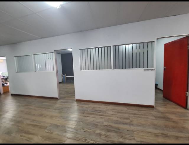 1,261M² OFFICE TO LET IN HALFWAY HOUSE